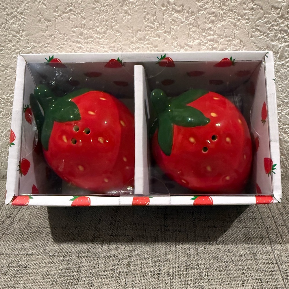 Strawberry Ceramic Salt & Pepper Shakers - Red - Picture 6 of 6